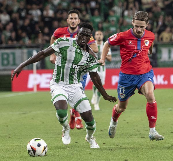 Adama Traoré (b), a Ferencváros és Stefan Savic, a Borac játékosa a labdarúgó Európa-liga selejtezőjének 4. fordulójában játszott Ferencváros-Borac Banja Luka mérkőzésen a Groupama Arénában.<br />Fotó: MTI/Szigetváry Zsolt
