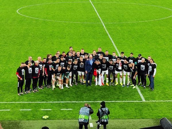 A lefújás után Szalai Ádám arcképével ellátott egyenpólóba bújtak a válogatott keret tagjai és készült még egy utolsó Szalais csapatkép. Fotó: Kovács Attila