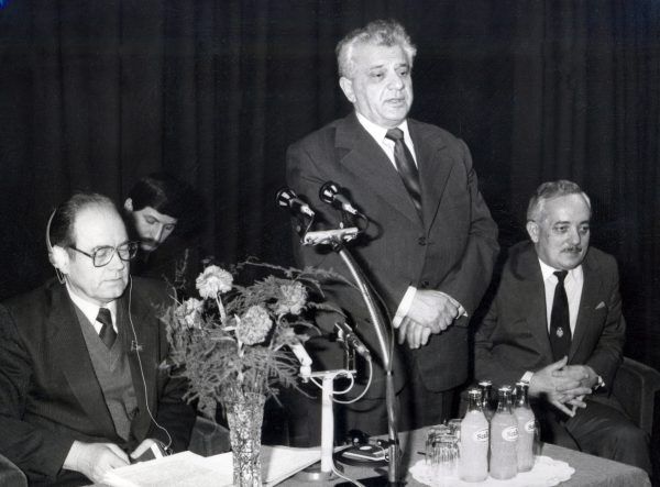 Budapest, 1986, Siklósi Norbert, a Lapkiadó Vállalat vezérigazgatója, az újságíró klub elnöke köszönti a sajtótájékoztató résztvevõit, melyen Borisz Sztukalin (b), a Szovjetunió magyarországi nagykövete és Bányász Rezsõ (j) államtitkár, a Minisztertanács Tájékoztatási Hivatalának elnöke is megjelent /Fotó: MTI/Petrovits László