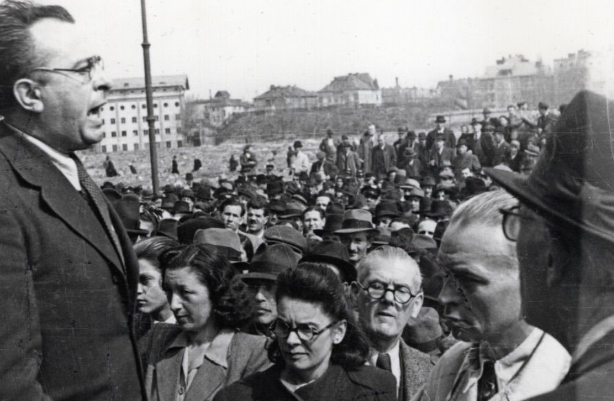 Vas Zoltán beszél, 1945 / Forrás: Fortepan.hu, ad: Bauer Sándor