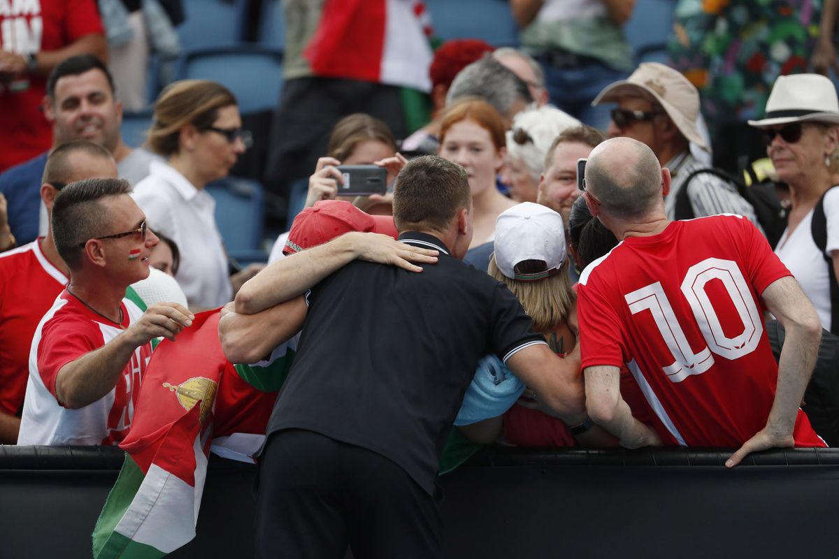 Fucsovics Márton ünnepel a szurkolókkal, miután 6:4, 6:4, 6:3 arányban legyõzte az olasz Jannik Sinnert / Fotó: MTI/EPA