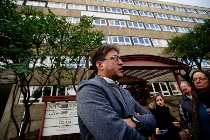 Murányi András, a Népszabadság főszerkesztője a napilap Bécsi úti székházánál, mielőtt a lap munkatársai megpróbálták felvenni a munkát 2016. október 9-én. A Mediaworks kiadó október 8-án bejelentette, hogy felfüggeszti a Népszabadság nyomtatott és internetes kiadását a lap új koncepciójának kialakításáig, illetve megvalósításáig azért, hogy