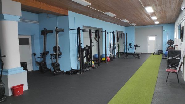 Az élsport ma már elképzelhetetlen megfelelő kondicionális felkészültség nélkül. Ezt hivatott elősegíteni a Nyers István Akadémia minden igényt kielégítő konditerme. A szerző felvétele.