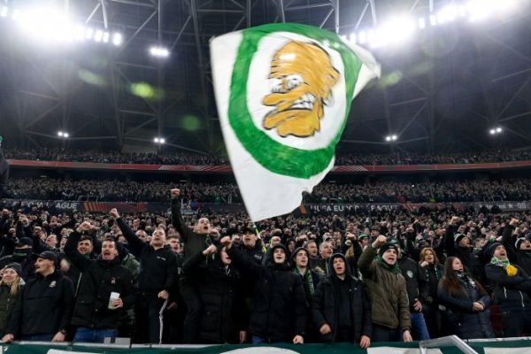 A vereség és a kiesés ellenére vastapssal köszönte meg a Fradi-tábor a zöld-fehérek idei kupamenetelését. Fotó: MTI/Koszticsák Szilárd