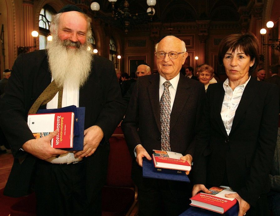 Iványi Gábor lelkész, a Wesley János Lelkészképző Főiskola rektora, Móse Sanbar, a Claims Conference igazgatótanácsának volt elnöke és Kerti Katalin, a Komárom-Esztergom Megyei Közgyűlés volt elnöke, miután a Magyarországi Zsidó Hitközségek Szövetsége székházának Dísztermében átvették a Magyarországi Zsidókért-díjat.
