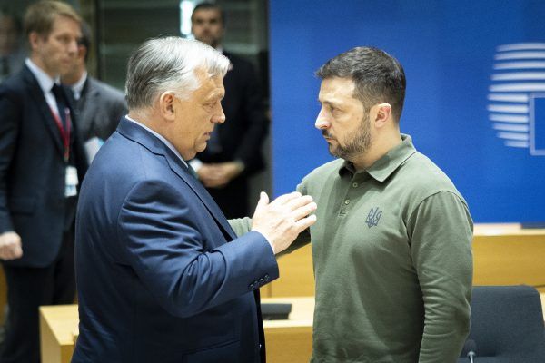 Orbán Viktor, mint az Európai Unió soros elnökének miniszterelnöke, békemissziót indított és elsőként Kijevbe látogatott, hogy egyeztessen Volodimir Zelenszkij ukrán elnökkel.<br />Fotó: MTI/Miniszterelnöki Sajtóiroda/Fischer Zoltán