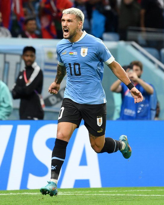 De Arrascaetán semmi nem múlott: a Flamengo középpályása duplázott, góljaival nyert is Uruguay, ám ez is kevés volt a nyolcaddöntőbe kerüléshez. Fotó: a FIFA hivatalos, világbajnoki Twitter-fiókja