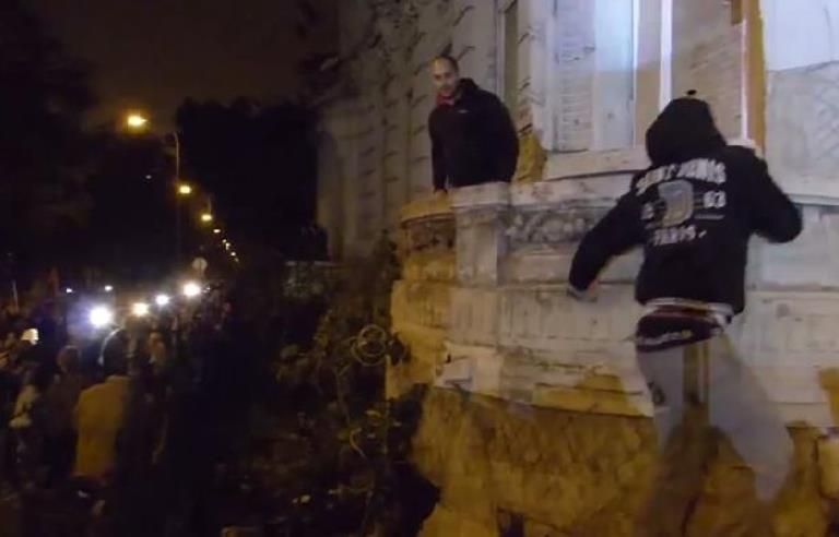 Itt Rózsa Milán tegnap este a Fidesz-székház erkélyén - Forrás: HetiVálasz-videó