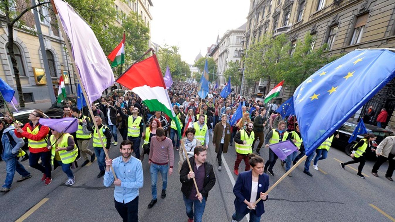 A Hősök tere felé vonulnak a Momentum Mozgalom szimpatizánsai