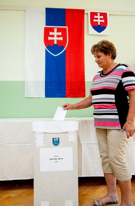 Bõs, 2015. augusztus 2. Egy nõ leadja szavazatát a helyi migrációs tábor újranyitásáról szóló népszavazáson a bõsi általános iskola szavazóhelyiségében 2015. augusztus 2-án. A népszavazáson résztvevõk 96 százaléka ellenezte a tábor megnyitását. MTI Fotó: Krizsán Csaba