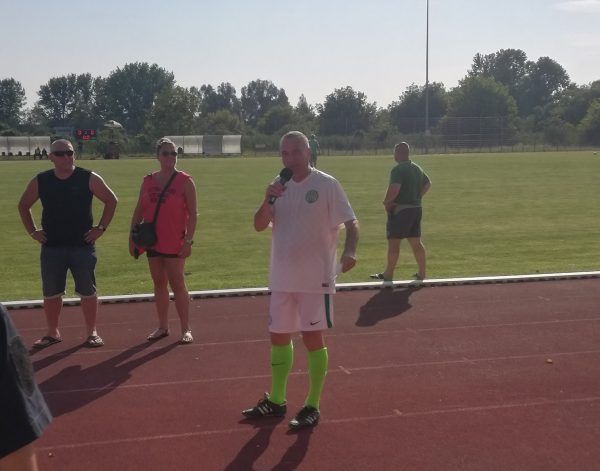 Bánki Dodi manapság a Fradi-öregfiúk csapatának szervezőjeként járja az országot és népszerűsíti imádott klubját. Itt éppen Albertirsán mutatja be a pályára lépő Fradi-játékosokat. Fotó: Kovács Attila