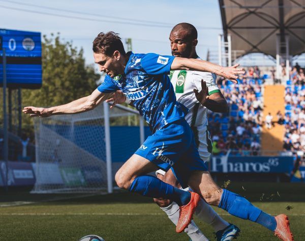 Sajbán (balra) és Maiga küzd a labdáért a Zalaegerszeg-Ferencváros mérkőzésen. Fotó: a ZTE FC hivatalos Facebook-oldala