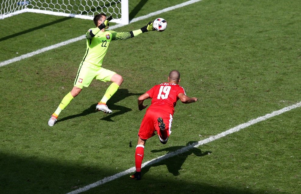 Fabiański zseniális védése / Fotó: UEFA.com