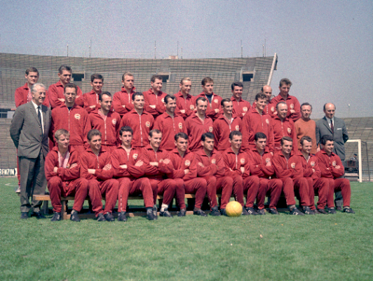 Az 1966-os angliai világbajnokságra készülő magyar labdarúgó-válogatott a Népstadionban készült hivatalos csapatfotón. Varga Zoltán az első sor bal szélén ül. Fotó: MTI/Kovács Gyula
