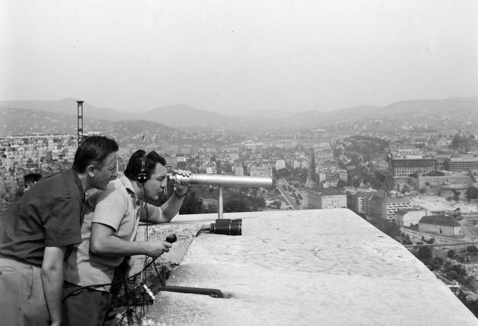 Regős Sándor és Fábián Gyula riporterek. Mit figyelnek? / Forrás: Fortepan.hu, ad.: Szalay Zoltán