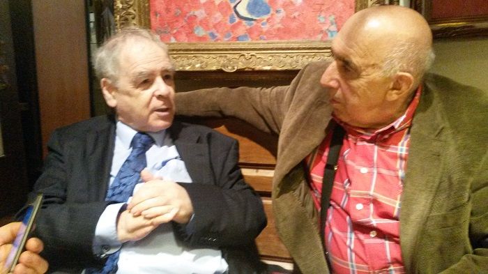 Schöpflin György és Stefka István Strasborugban, a Le Gruber vendéglőben. (Mobiltelefonos fotó.)