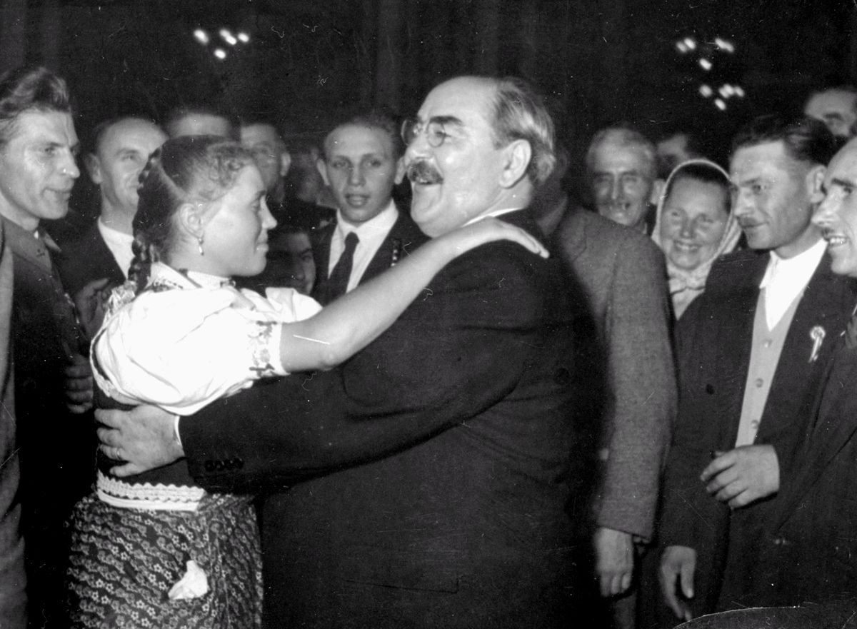 Nagy Imre, a Minisztertanács elnöke egy népviseletbe öltözött fiatal nõvel táncol, 1954 / Fotó: MT