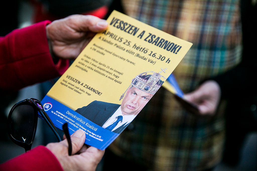 A tanárokkal szolidaritást vállaló tiltakozók a Teleki Blanka Gimnázium előtt Fotó: Horváth Péter Gyula