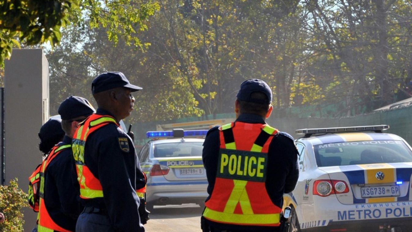 Autója csomagtartójában próbálta kicsempészni barátnőjét egy férfi a lezárt Johannesburg körzetéből