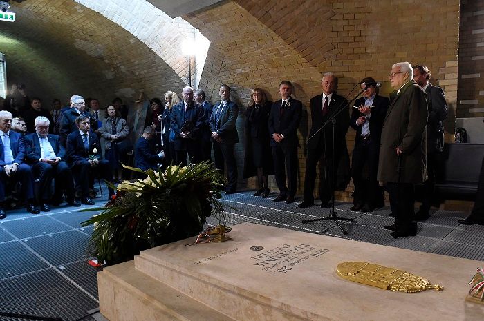 Budapest, 2016. október 25. Boross Péter volt miniszterelnök, a Szabadságharcosokért Közalapítvány elnöke (j) beszédet mond az 1956. október 25-i Kossuth téri sortûz áldozatainak tiszteletére rendezett megemlékezésen az 1956-os emlékhelyen, a Kossuth téren 2016. október 25-én. Középen Kövér László, az Országgyûlés elnöke, mellette balra Schmidt Mária, az 1956-os emlékév kormánybiztosa, a Terror Háza Múzeum fõigazgatója. MTI Fotó: Kovács Tamás