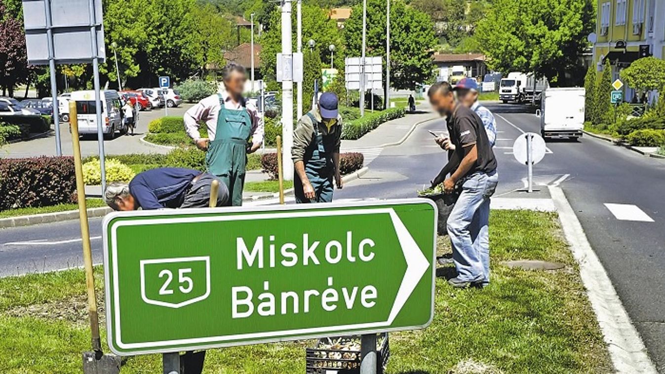 Rejtett kamerás szemüvegekkel is figyelteti az ózdi közmunkásokat a polgármester