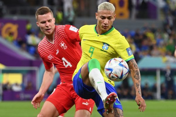 Az első forduló brazil hőse, Richarlison (j) ezúttal nem talált be, de csapata így is legyőzte Svájcot és így bejutott a nyolcaddöntőbe!<br /> Fotó: MTI/EPA/Neil Hall