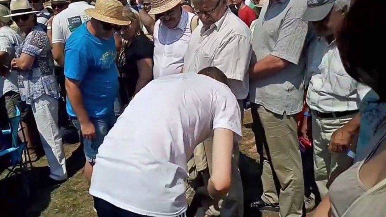 Nem kap több munkát a külügyminisztériumtól az a fotós, aki a tusványosi provokátort a földre rántotta