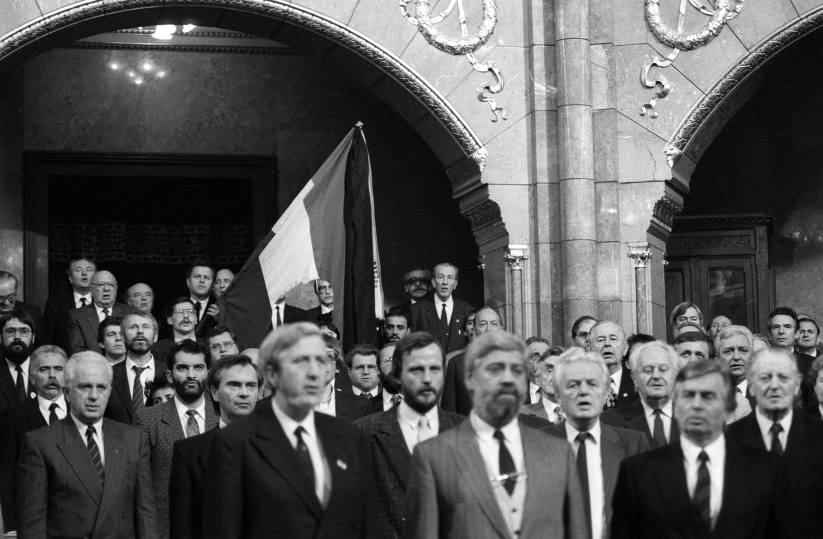 1990. Magyarország. Balról Dornbach Alajos, előrébb Jeszenszky Géza, Horváth Balázs, Bejczy Sándor, Antall József és Vörös Vince. Háttérben, a zászlótól jobbra a sötét szemüveggel, Pongrátz Gergely. / Fortepan.hu/adományozó: ERDEI KATALIN