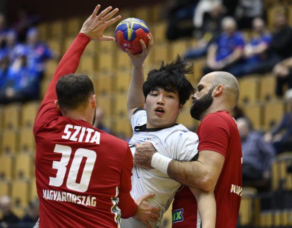 A dél-koreai Dzsin Ju Szung (k), valamint Szita Zoltán (b) és Sipos Adrián, a magyar válogatott játékosai a férfi kézilabda olimpiai kvalifikációs világbajnokság első fordulójában, a D csoportban játszott Magyarország-Dél-Korea mérkőzésen a svédországi Kristianstadban 2023. január 12-én.<br /> Fotó: MTI/Kovács Tamás