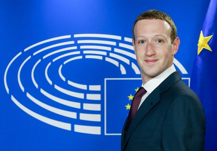 Mark Zuckerberg, a Facebook alapító-vezérigazgatója a meghallgatására érkezik az Európai Parlament brüsszeli épületében 2018. május 22-én. Az uniós testület frakcióvezetõi az ügyben hallgatták meg Zuckerberget, miként használhatott fel a Cambridge Analytica nevû brit-amerikai politikai elemzõ és tanácsadó cég több tízmillió Facebook-profilt a 2016-os amerikai elnökválasztási kampányban. (MTI/EPA/Stephanie Lecocq)