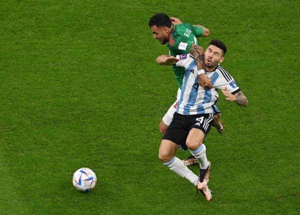 A kép mindent elmond az Argentína-Mexikó mérkőzés keménységéről. Fotó: a FIFA hivatalos Twitter-oldala
