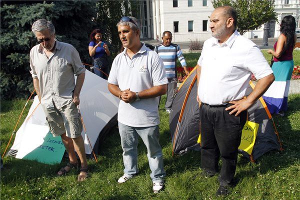 Váradi Gábor, a Miskolci Cigány Nemzetiségi Önkormányzat elnöke (k) beszél a szervezet demonstrációján a Szent István téren, Miskolcon 2014. augusztus 6-án. Jobbról Horváth Aladár, a Magyarországi Cigány Párt (MCP) elnöke. MTI Fotó: Vajda János