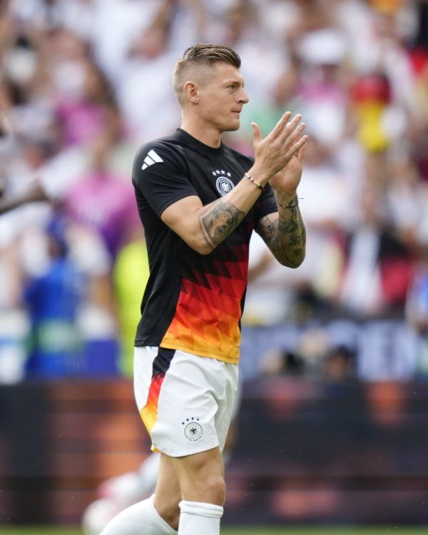 Az egyik legszimpatikusabb német játékos, a mai meccsen sokat szabálytalankodó Toni Kroos vesztes Eb-negyeddöntővel búcsúzik a zöld gyeptől. Fotó: Facebook/UEFA EURO 2024