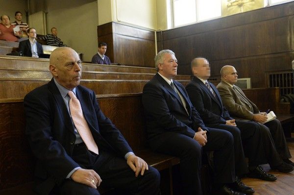 A másodrendû vádlott, Gergényi Péter volt budapesti rendõrfõkapitány, a harmadrendû vádlott, Dobozi József, a Rendészeti Biztonsági Szolgálat (Rebisz) egykori parancsnoka, valamint a negyedrendû vádlott, Mittó Gábor és az ötödrendû vádlott, Majoros Zoltán (b-j) a volt rendõri vezetõk és társaik 2006. õszi eseményekkel összefüggõ büntetõperének tárgyalásán a Fõvárosi Törvényszék Fõ utcai épületében. Fotó: MTI/Soós Lajos