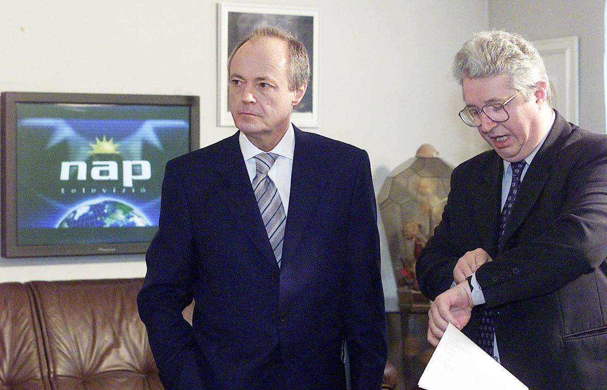 Az SZT-tisztből lett miniszterelnök, Medgyessy Péter és Pallagi Ferenc újságíró a Nap-keltében / MTI Fotó: Illyés Tibor