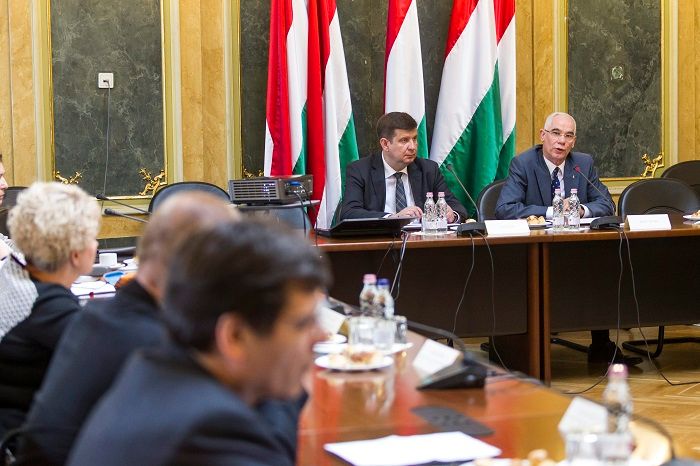 Budapest, 2016. május 5. Balog Zoltán, az emberi erõforrások minisztere (j) beszél a köznevelési kerekasztal rendkívüli ülésén az Emberi Erõforrások Minisztériumában 2016. május 5-én. Mellette Sipos Imre köznevelésért felelõs helyettes államtitkár. MTI Fotó: Szigetváry Zsolt