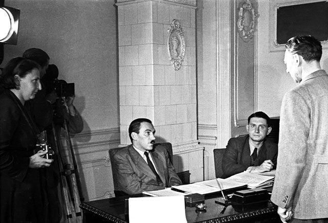 Péter Gábor Kiss Ferenc színművészt vallatja / Fotó: MTI