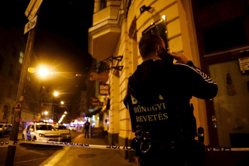 Budapest, 2016. szeptember 25. Bûnügyi nyomozó telefonál 2016. szeptember 25-én a fõvárosi Király utca és a Teréz körút keresztezõdéséhez közel, ahol ismeretlen eredetû robbanás történt 24-én késõ este az egyik földszinti üzlethelyiségben. Az elsõdleges információk szerint két ember megsérült, a mentõk kórházba szállították õket. A rendõrség körbezárta a környéket, vizsgálják a robbanás körülményeit. MTI Fotó: Balogh Zoltán