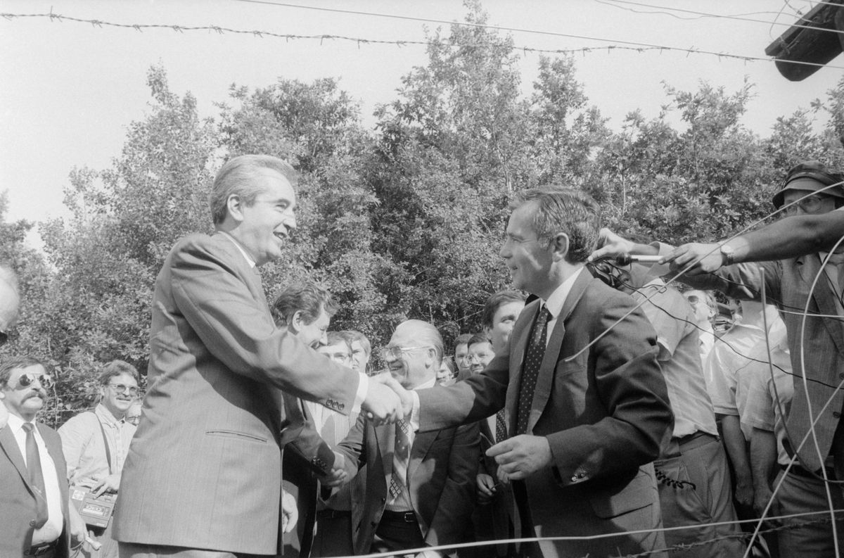 Alois Mock osztrák és Horn Gyula magyar külügyminiszter kézfogással pecsételik meg a Sopron közelében található mûszaki határzár átvágását / Fotó: MTI/Matusz Károly