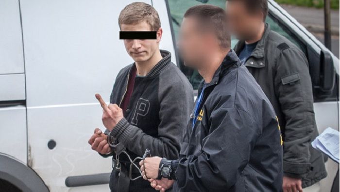 A gyilkossággal gyanúsított fiú bemutatott a fotósoknak. Fotó: Bánkuti Sándor