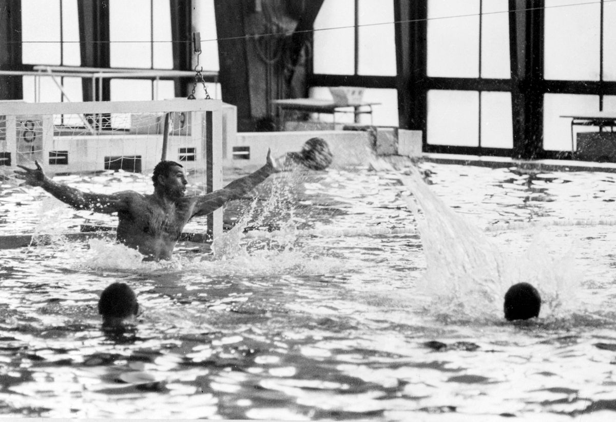 Tokió, 1964. október 1. Ambrus Miklós kapus véd / Fotó: MTI
