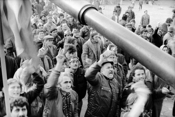 Tüntetõ tömeg a temesvári Opera téren december 25-én. A forradalom megdöntötte a hírhedt diktátor, Nicolae Ceausescu hatalmát. /MTI Fotó: Horváth Ernõ
