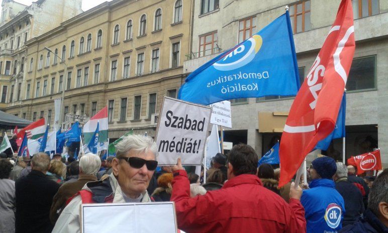 Pártaktivisták alkották a tömeg jelentős részét (kép: atv.hu)