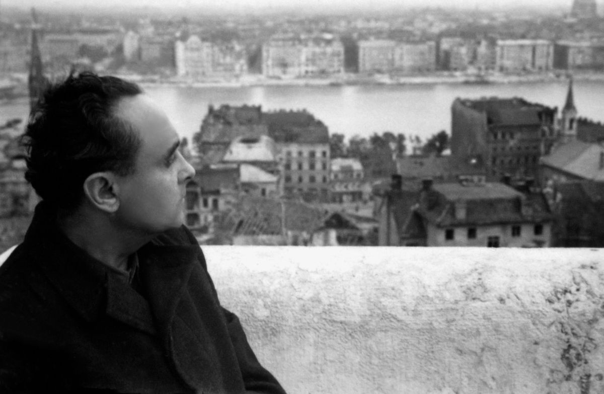 Szálasi Ferenc egykori miniszterelnök, a nyilasok vezetõje nézi a fõváros romjait népbírósági büntetõpere elõtt a Halászbástyáról. MAFIRT felvétel /Fotó: MTI