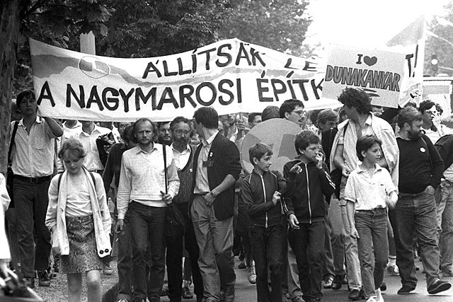Gátellenes tüntetés 1988-ban. A rendszerváltó pártok, köztük a Fidesz egyik fontos identitásképző küzdelme volt a vízlépcső elleni tiltakozás. Tíz évvel később,1998-ban a nagymarosi vízlépcső tervének leporolása sokak szerint az utolsó szög volt a Horn-kormány koporsójába.