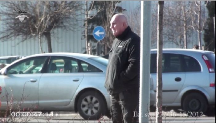 Varga István a Nemzetbiztonsági Szakszolgálat felvételén, ahogy Hopka Lajosra várakozik Fotó: PS