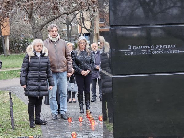 Emlékező beszédét követően Menczer Erzsébet (bal oldalon) is fejet hajtott az áldozatok előtt. Fotó: SZORAKÉSZ/Géher Ferenc