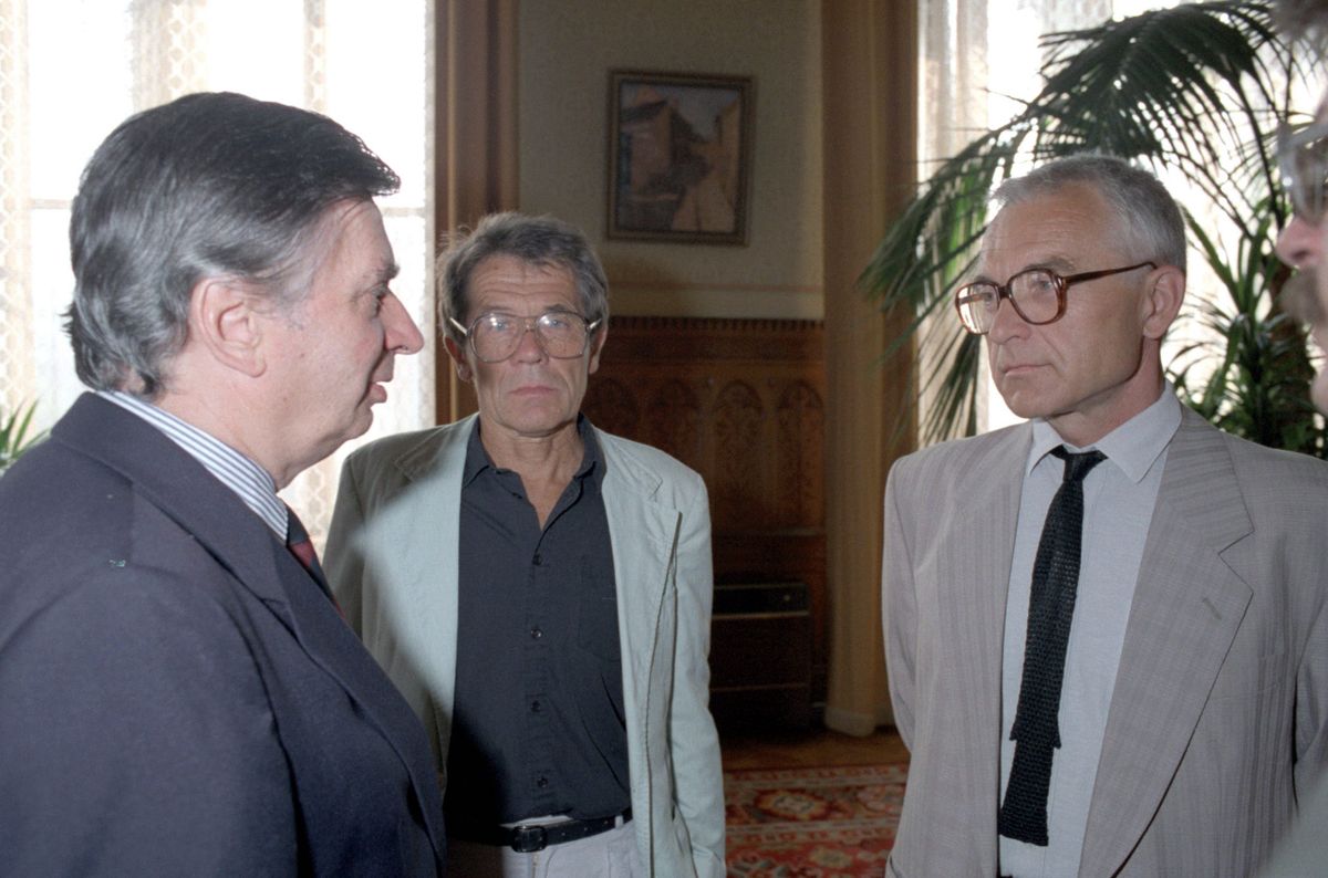 Antall József (b), Hankiss Elemér (k) és Gombár Csaba (j) beszélgetnek, miután Hankiss Elemér a Magyar Televízió és Gombár Csaba a Magyar Rádió újonnan kinevezett elnökei, valamint Csepi Lajos, az Állami Vagyonügynökség néhány nappal korábban kinevezett ügyvezetõ igazgatója július 31-én délelõtt a miniszterelnök elõtt letette a hivatali esküt. A két új média-elnököt Göncz Árpád ideiglenes köztársasági elnök Antall József miniszterelnök javaslatára 1990. augusztus 1-jei hatállyal nevezte ki.<br /> Mti Fotó:Kovács Attila