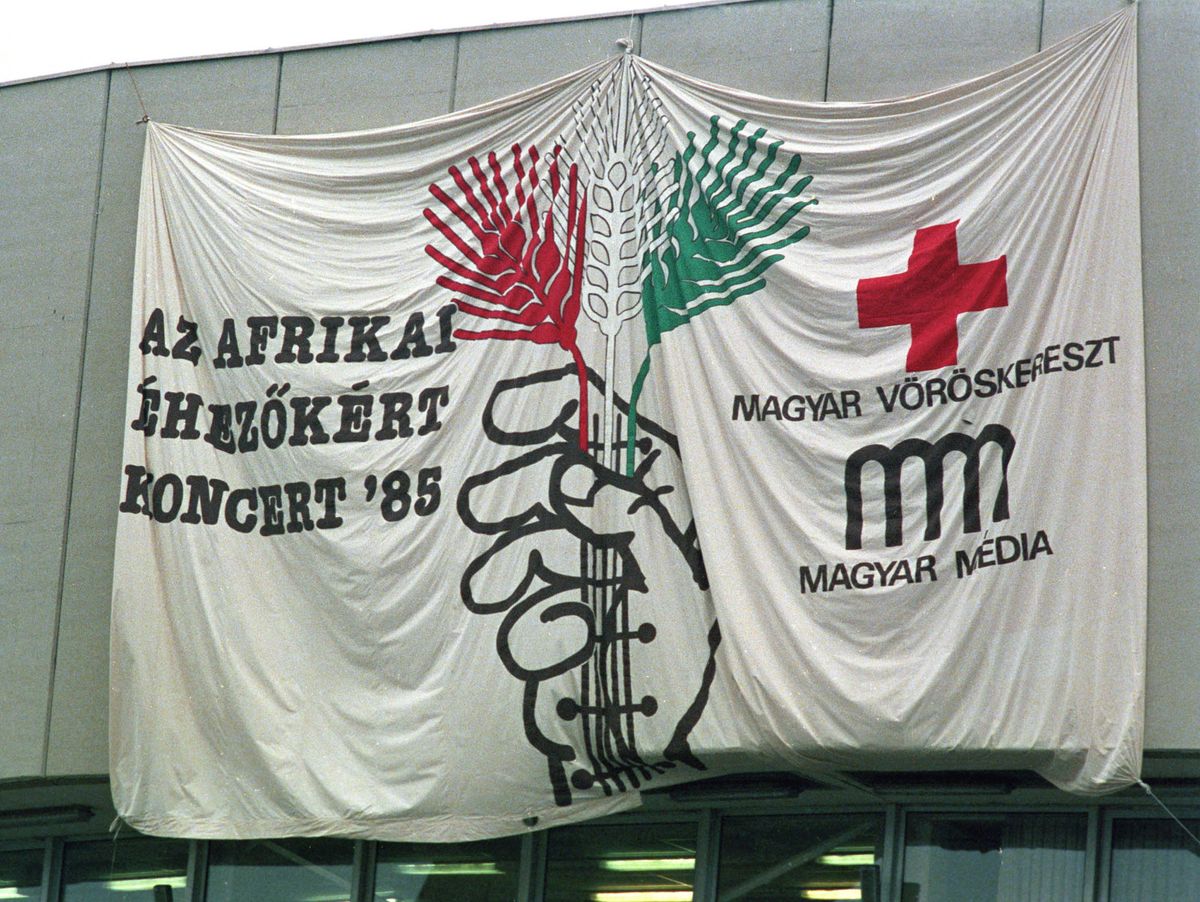 A Budapest Sportcsarnok bejáratánál hatalmas plakát hirdeti azt a jótékony célú rock koncertet, amit a Magyar Vöröskereszt és a Magyar Média szervezésében tartottak / Fotó: MTI