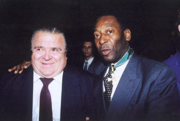 Az egymást kölcsönösen tisztelő és maximálisan elismerő magyar és brazil futballcsillag, Puskás Ferenc és Pelé Budapesten, 1994. szeptember 15-én.<br /> Fotó: MTI/Németh Ferenc